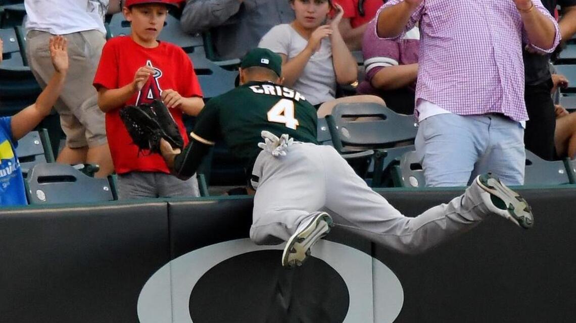 A’s Coco Crisp steals homer from Angels’ Choi