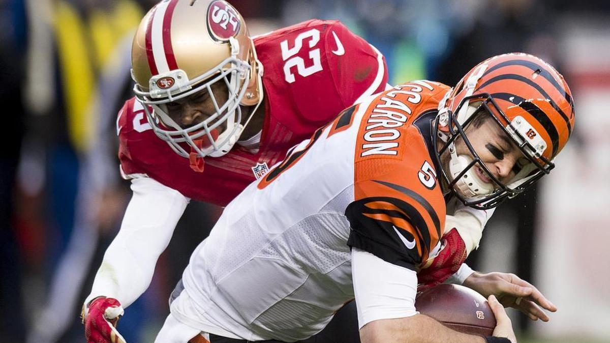Strong safety Jimmie Ward (25) of the 49ers sacks AJ McCarron, then of the Cincinnati Bengals, during a game Dec. 20, 2015, at Levi's Stadium in Santa Clara. San Francisco has decided to keep Ward, a pending free agent.