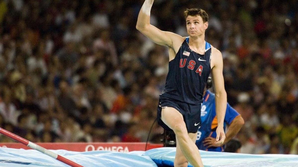 Derek Miles waves to the crowd after missing his final attempt at 5.80 meters and finishing fourth in pole vault on Aug. 22, 2008 in the Beijing Games.