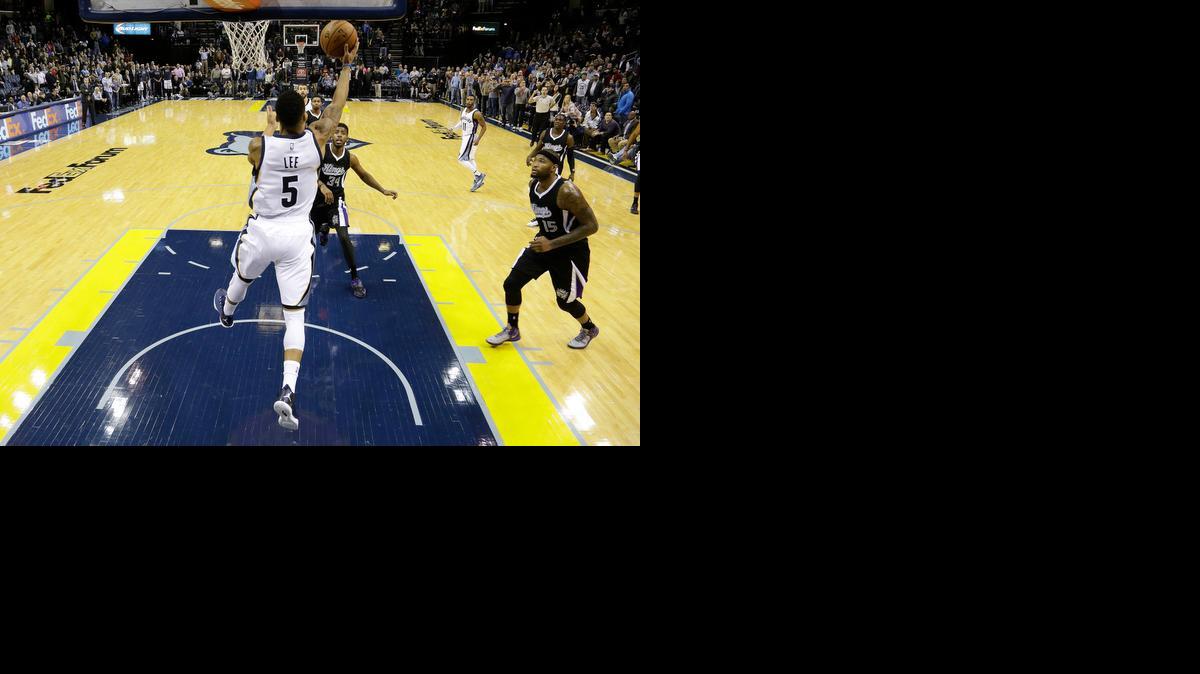 
Memphis’ Courtney Lee scores the winning basket with no resistance from Kings defenders. With 0.3 seconds to play, the Grizzlies inbounded to Lee, who caught the ball in the air and scored on a reverse layup. 
