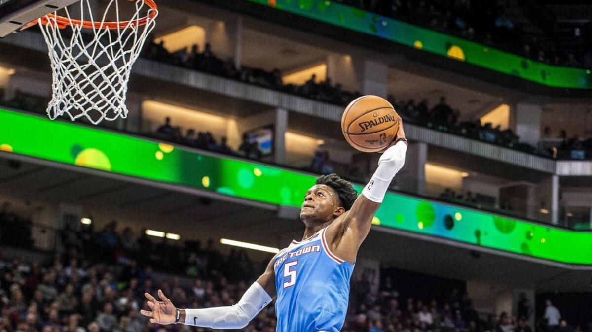 Sacramento Kings guard De’Aaron Fox dunks on a fast break against the Memphis Grizzlies on Friday, Dec. 21, 2018, at Golden 1 Center in Sacramento..