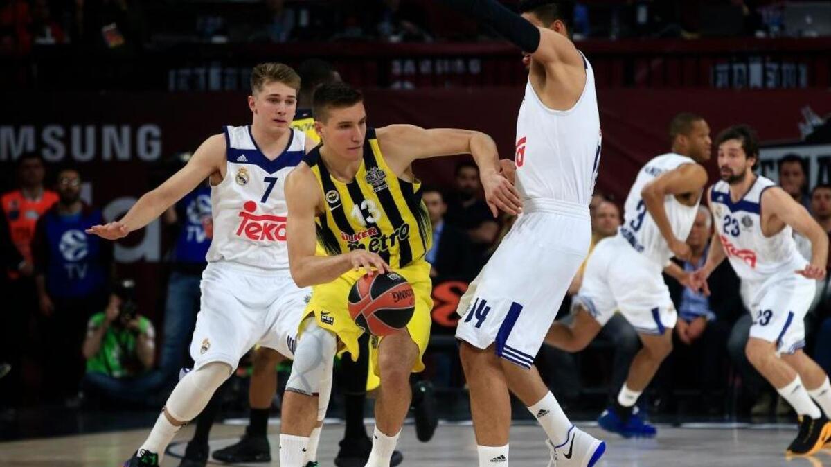 Fenerbahce’s Bogdan Bogdanovic, left, controls the ball as Real Madrid’s Gustavo Ayon defends during their Final Four EuroLeague game at Sinan Erdem Dome in Istanbul on Friday.