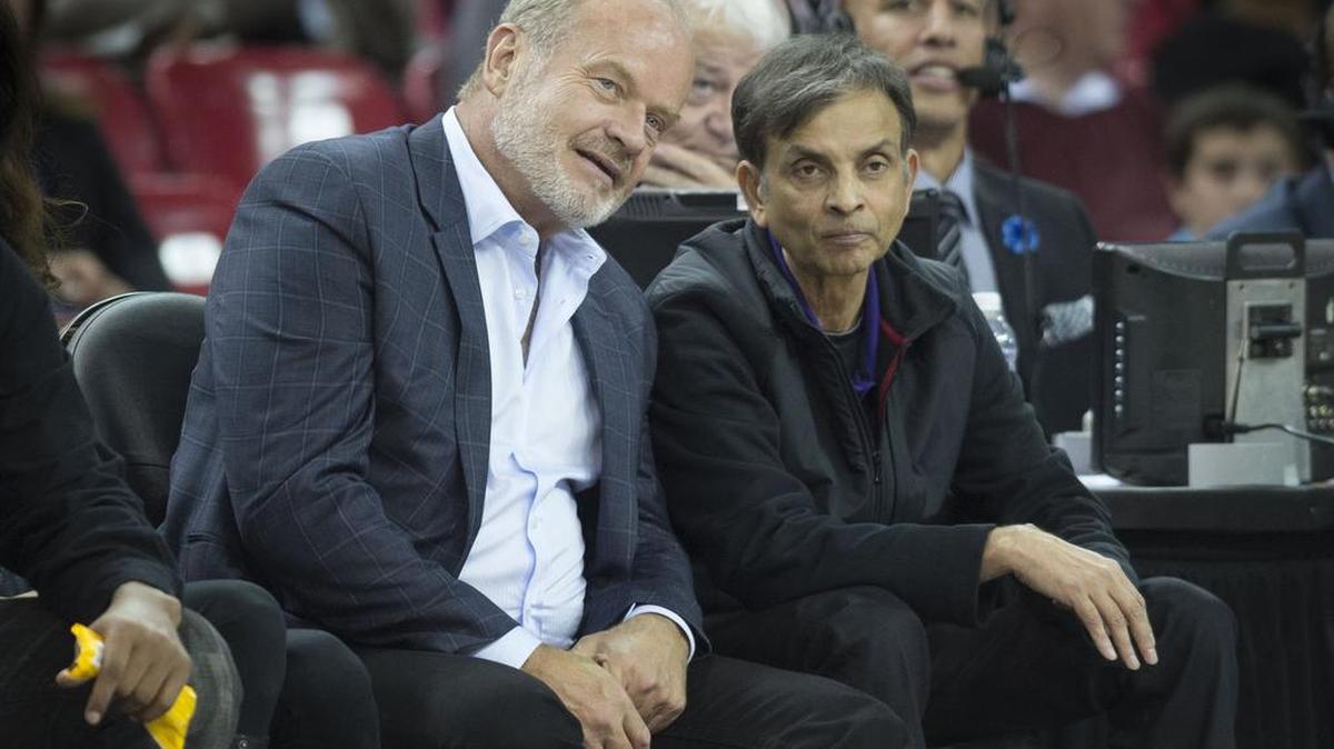 Actor Kelsey Grammer talks with Sacramento Kings majority owner Vivek Ranadive during the game against the Brooklyn Nets at Sleep Train Arena in Sacramento on Friday, Nov. 13, 2015.