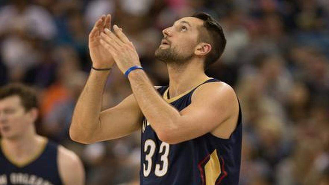 Ryan Anderson makes the sign of the cross before taking the court in New Orleans’ 101-95 win over the Kings on Friday night.