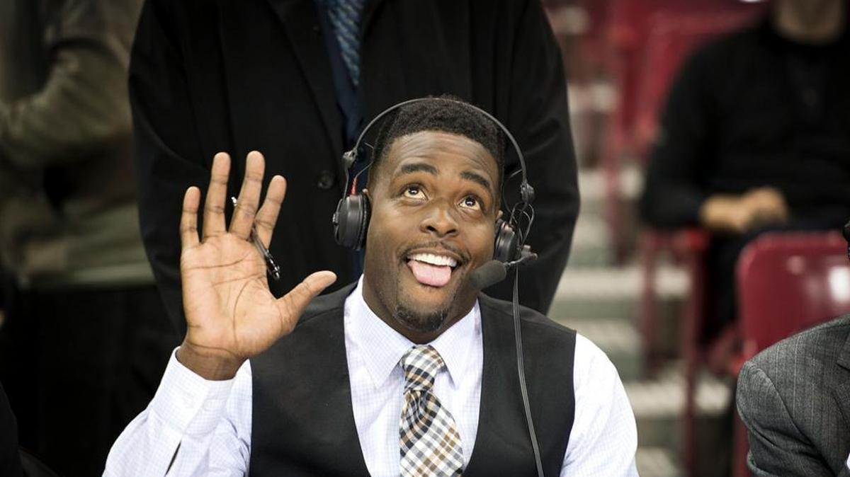 Former Kings star Chris Webber salutes the crowd at Sleep Train Arena on Nov. 20, 2014. Webber recently became a first-time father.