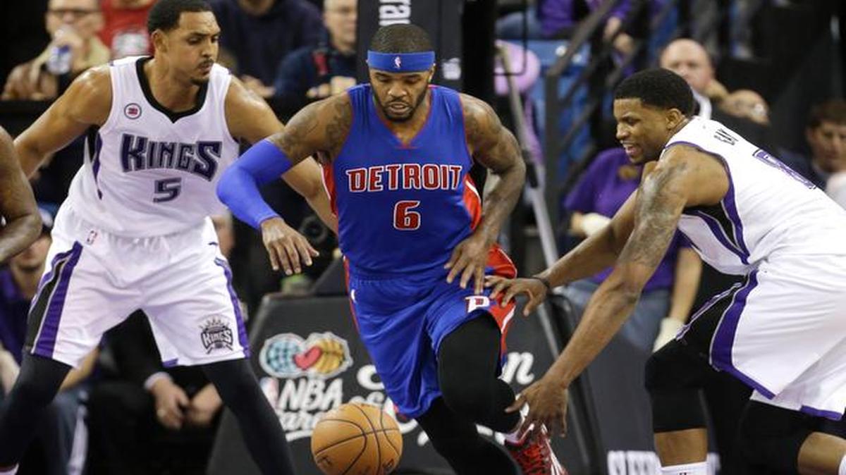Detroit’s Josh Smith, center, chases the ball between the Kings’ Ryan Hollins, left, and Rudy Gay in the first quarter. Smith had 21 points and 13 rebounds<137>✔<137>.