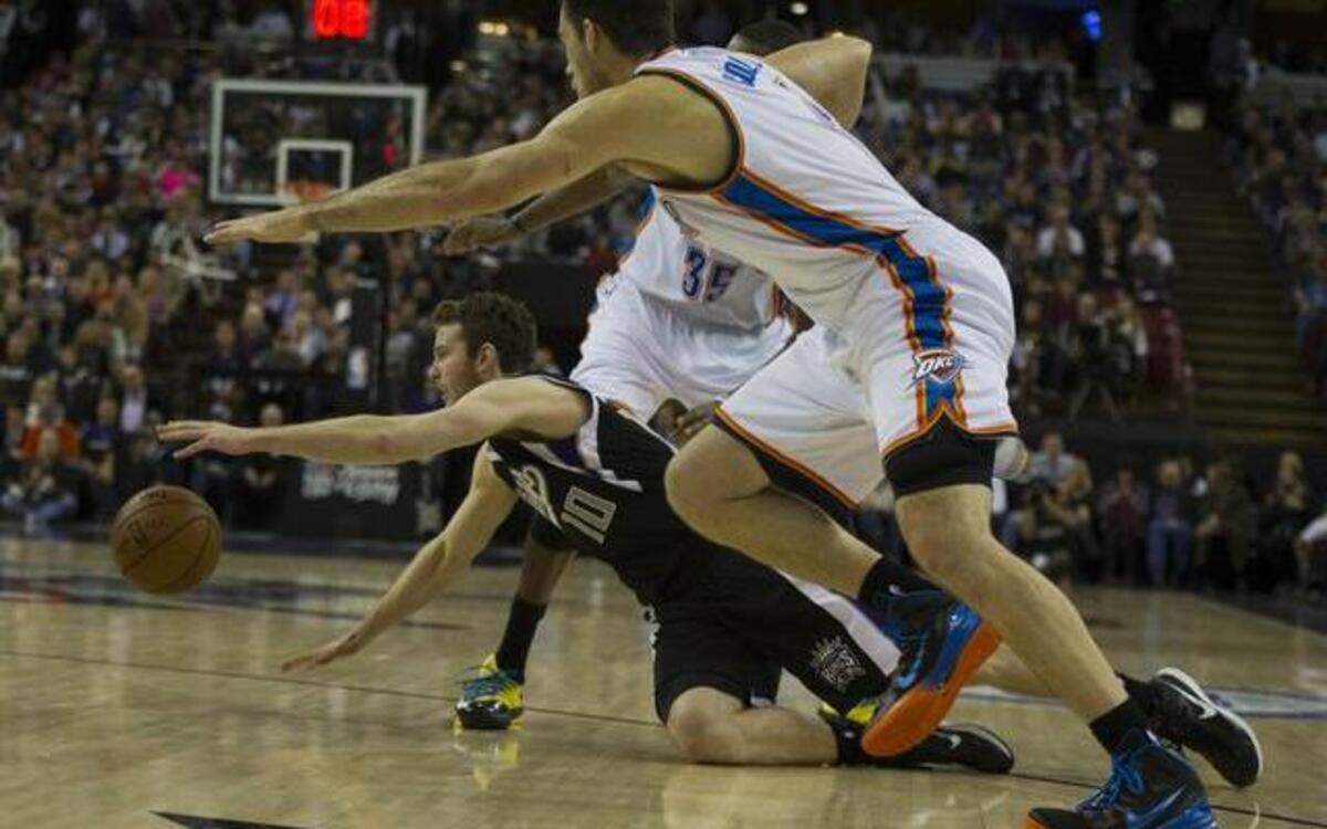 
Sacramento’s Nik Stauskas (10), chasing a loose ball last week against Oklahoma City, will be in action with his Kings teammates Friday night against the Phoenix Suns at Sleep Train Arena.
