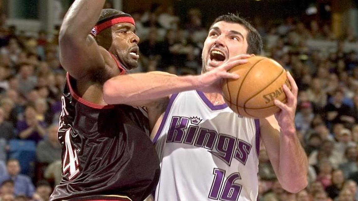 The Kings’ Peja Stojakovic drives against the Philadelphia 76ers’ Chris Webber on March 28, 2005 at Arco Arena.