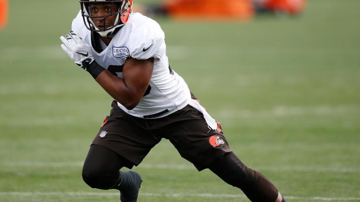 Cleveland Browns free safety K'Waun Williams drops into coverage at the NFL football team's training camp Tuesday, Aug. 9, 2016, in Berea, Ohio.