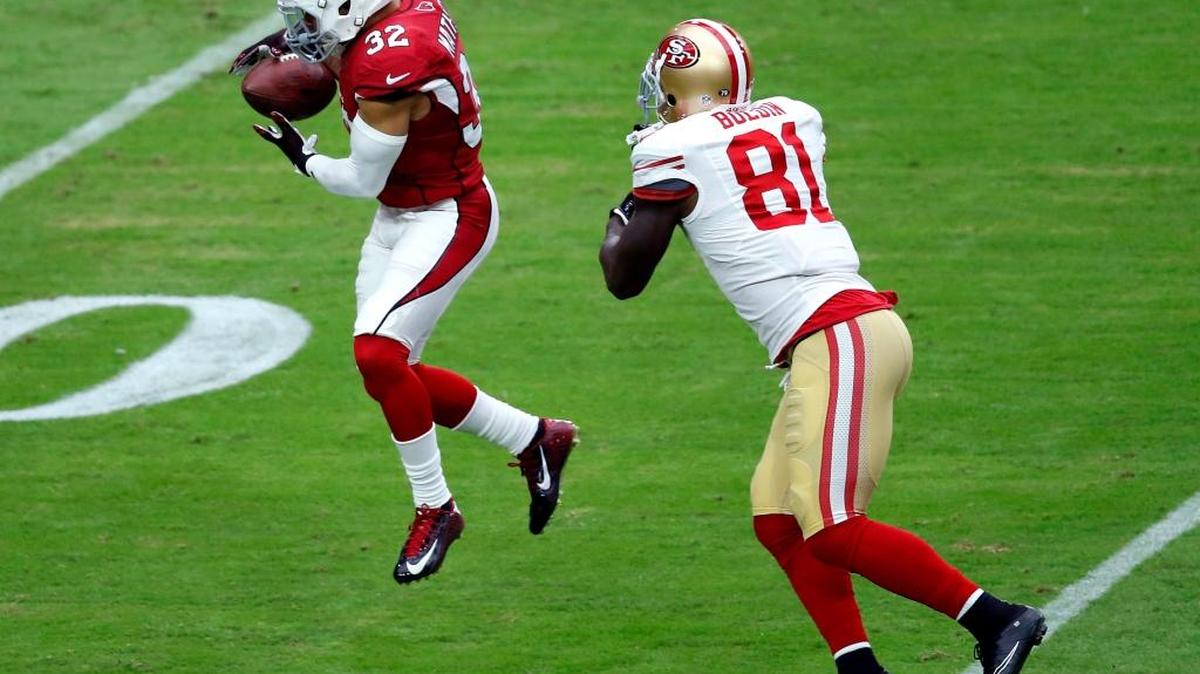
Arizona Cardinals free safety Tyrann Mathieu (32) intercepts a pass for a touchdown as San Francisco 49ers wide receiver Anquan Boldin (81) misses the catch during the first half of an NFL football game, Sunday, Sept. 27, 2015, in Glendale, Ariz. 
