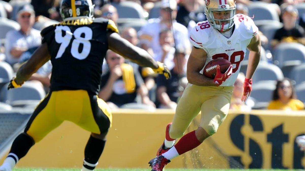 
San Francisco 49ers running back Jarryd Hayne (38) runs the ball away from Pittsburgh Steelers inside linebacker Vince Williams (98) Sunday, Sept. 20, 2015, in Pittsburgh.
