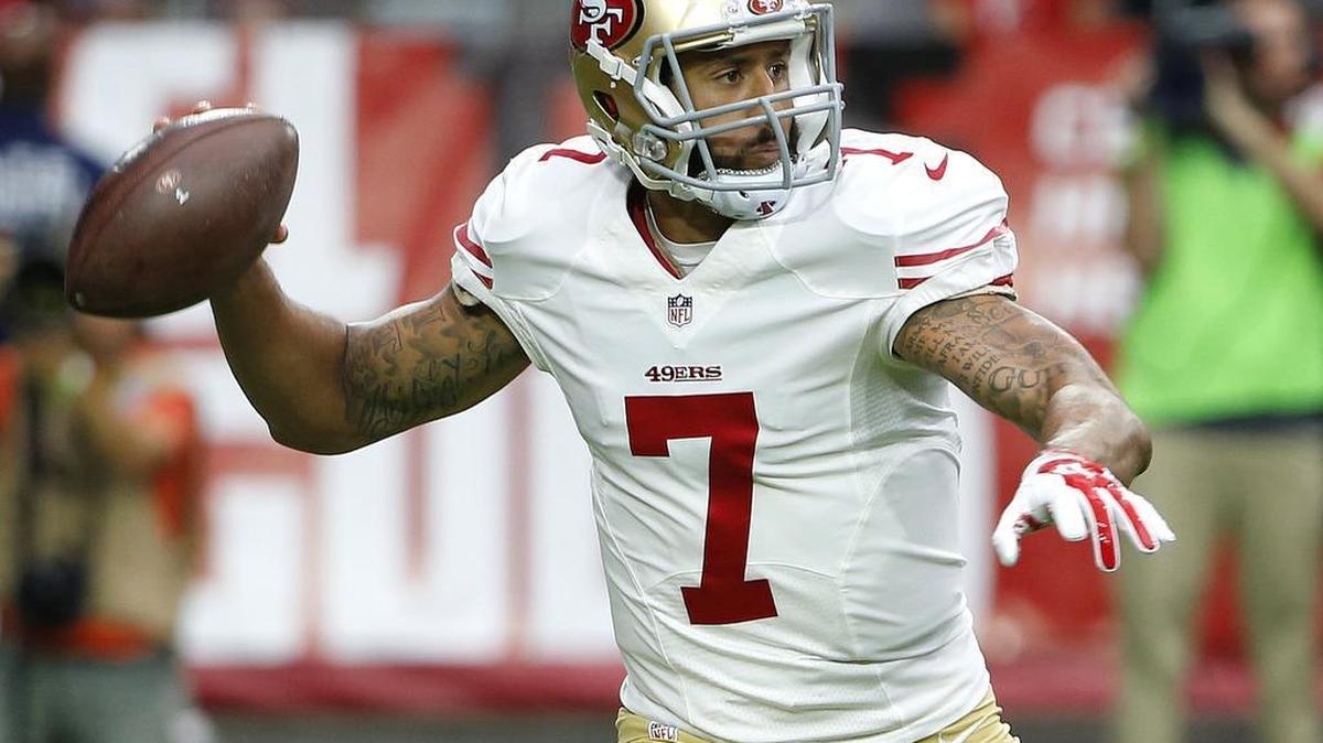 
San Francisco 49ers quarterback Colin Kaepernick (7) looks to pass during the first half against the Arizona Cardinals, Sunday, Sept. 27, 2015, in Glendale, Ariz. 
