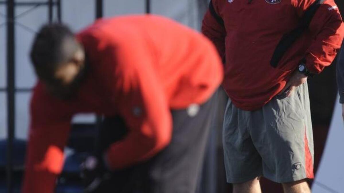 Then-49ers strength and conditioning coach Mark Uyeyama watches Delanie Walker during practice in Santa Clara, Calif., January 10, 2012. The 49ers confirmed Tuesday that they have parted ways with Uyeyama and the rest of the strength and conditioning staff.