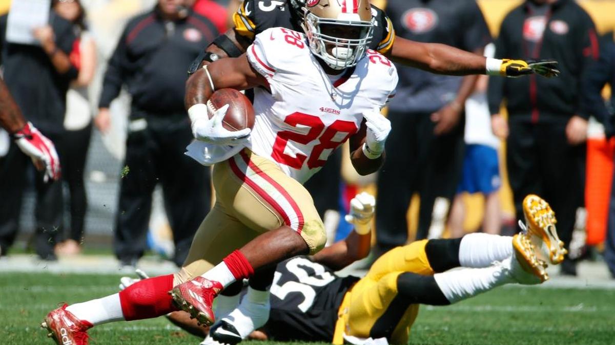 
San Francisco 49ers running back Carlos Hyde (28) runs the ball past Pittsburgh Steelers inside linebacker Ryan Shazier (50) in the first quarter of an NFL football game, Sunday, Sept. 20, 2015, in Pittsburgh.
