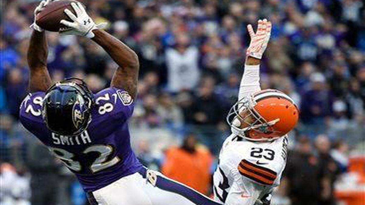 
In this Dec. 28, 2014, file photo, Baltimore Ravens wide receiver Torrey Smith, left, pulls in a catch for a first down in front of Cleveland Browns cornerback Joe Haden in the second half of an NFL football game in Baltimore. 
