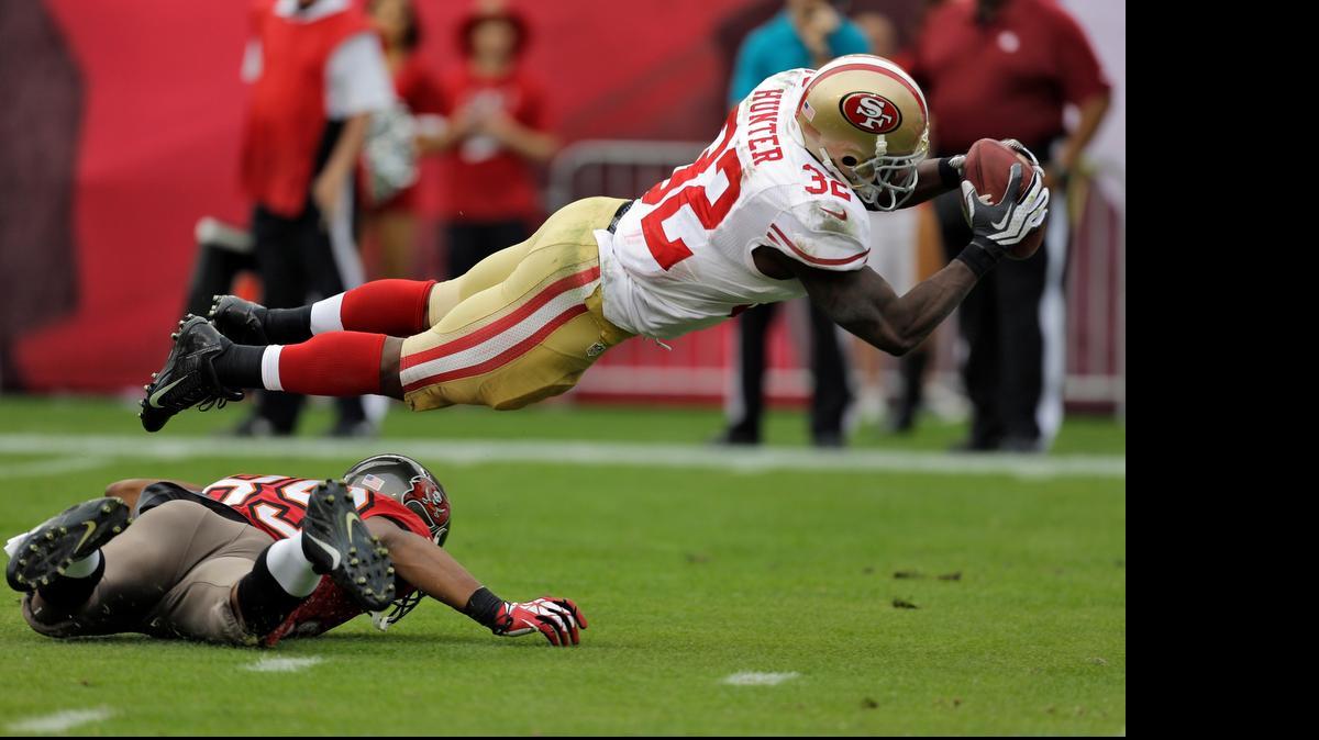 
San Francisco 49ers' Kendall Hunter (32) dives into the end zone after picking up a fumble by Tampa Bay Buccaneers' Russell Shepard (89) on a kickoff during the fourth quarter of an NFL football game Sunday, Dec. 15, 2013, in Tampa, Fla. 
