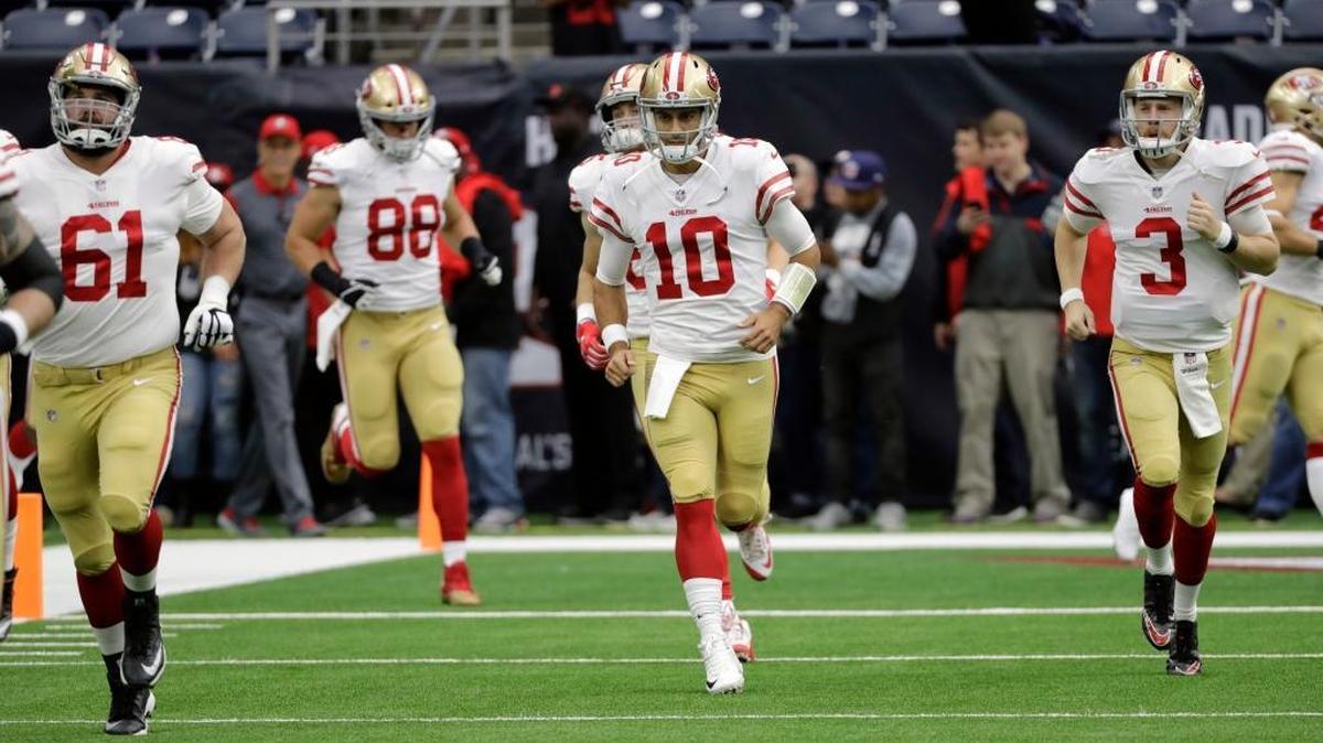 Quarterback Jimmy Garoppolo (10) runs onto the field with 49ers teammates before Sunday’s game against the Texans in Houston.