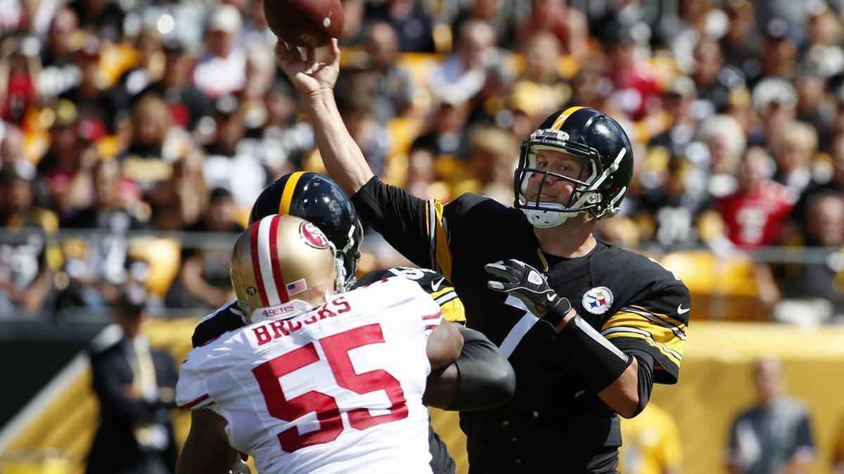
Pittsburgh Steelers quarterback Ben Roethlisberger (7) passes under pressure from San Francisco 49ers outside linebacker Ahmad Brooks (55) during the first half of an NFL football game Sunday, Sept. 20, 2015, in Pittsburgh. 
