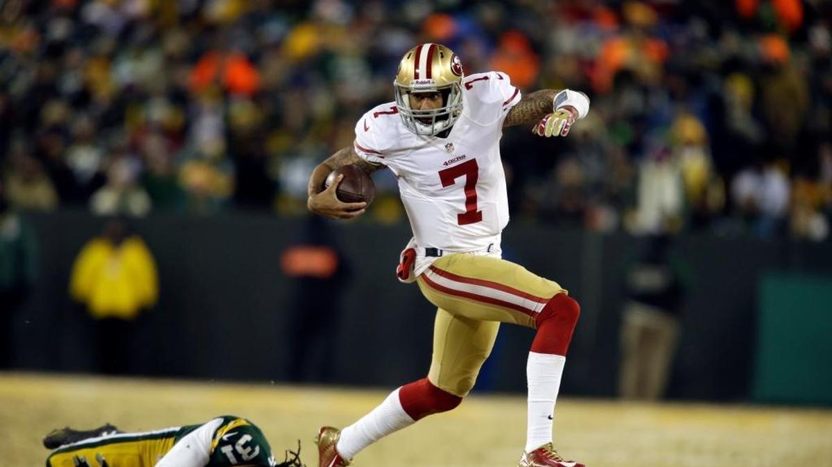 
San Francisco 49ers quarterback Colin Kaepernick (7) runs against Green Bay Packers defense during the first half of an NFL wild-card playoff football game, Sunday, Jan. 5, 2014, in Green Bay, Wis. 
