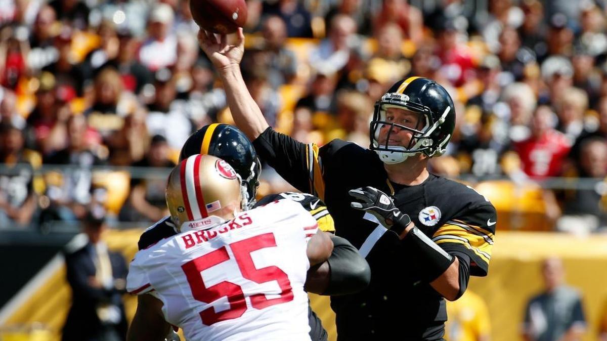 
Pittsburgh Steelers quarterback Ben Roethlisberger (7) passes under pressure from San Francisco 49ers outside linebacker Ahmad Brooks (55) during the first half of an NFL football game Sunday, Sept. 20, 2015, in Pittsburgh. 
