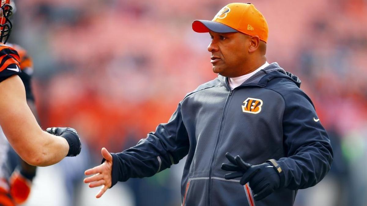 Cincinnati Bengals offensive coordinator Hue Jackson shakes hand with players before their game against the Cleveland Browns during an NFL football game, Sunday, Dec. 6, 2015, in Cleveland.