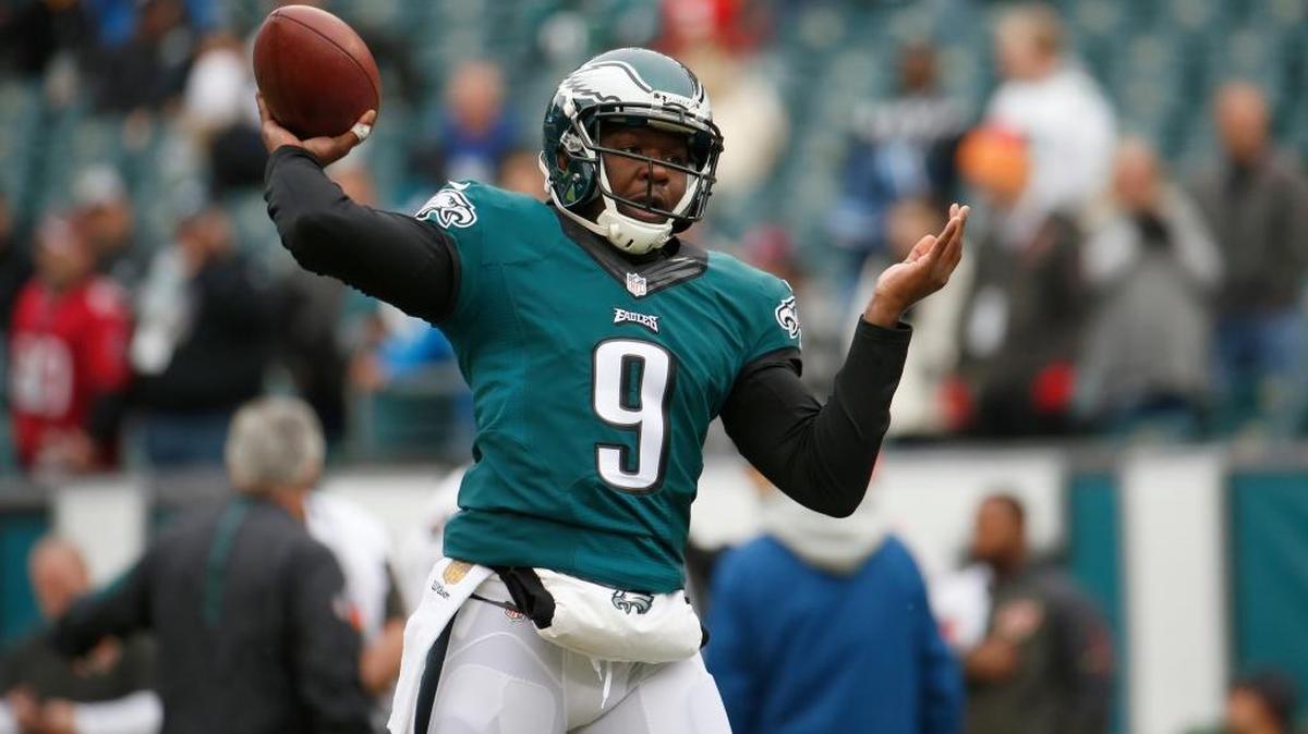 Philadelphia Eagles' Thad Lewis warms up before an NFL football game against the Tampa Bay Buccaneers, Sunday, Nov. 22, 2015, in Philadelphia.