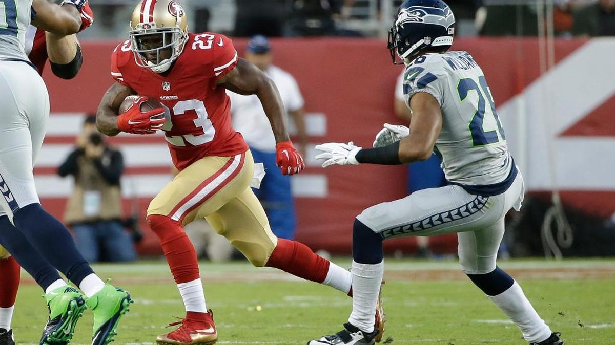 San Francisco 49ers running back Reggie Bush (23) runs against Seattle Seahawks cornerback Cary Williams (26) during the first half of an NFL football game in Santa Clara, Calif., Thursday, Oct. 22, 2015.