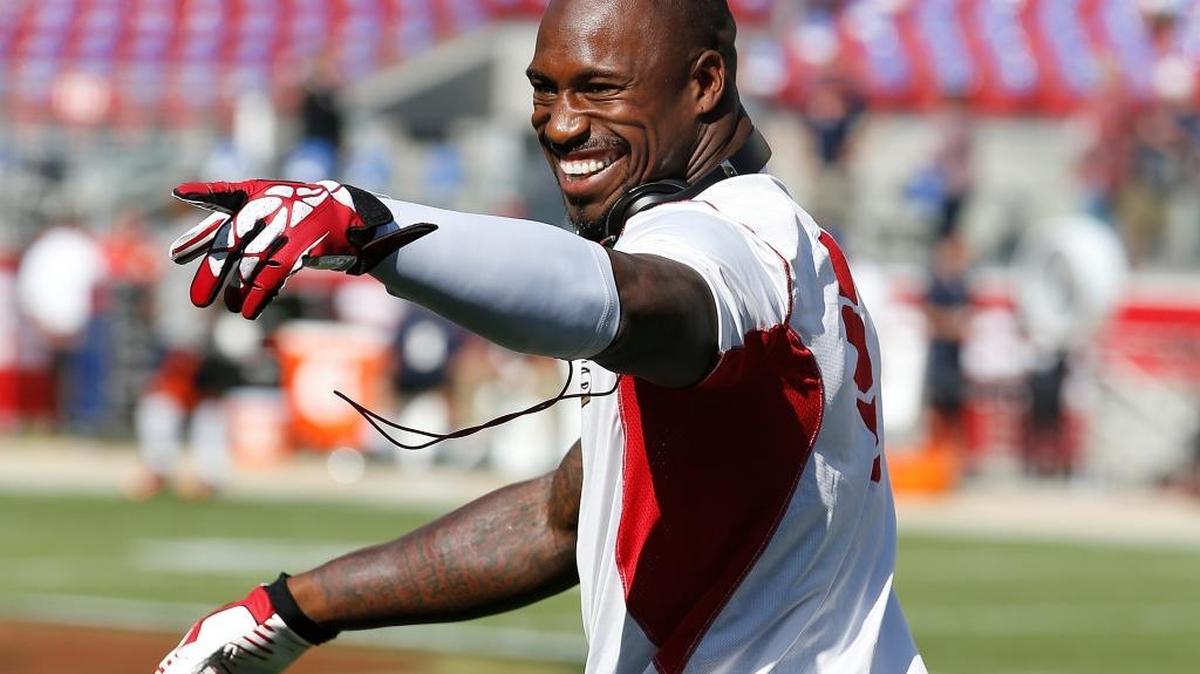 San Francisco 49ers tight end Vernon Davis smiles before an NFL football game against the Chicago Bears in Santa Clara, Calif., Sunday, Sept. 14, 2014.