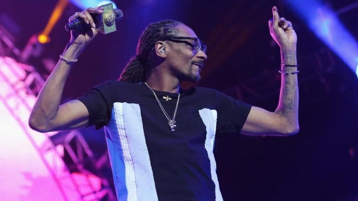 ‘SnoopCast’ gives fans option to hear Snoop Dogg on the mic – for UFC fight commentary