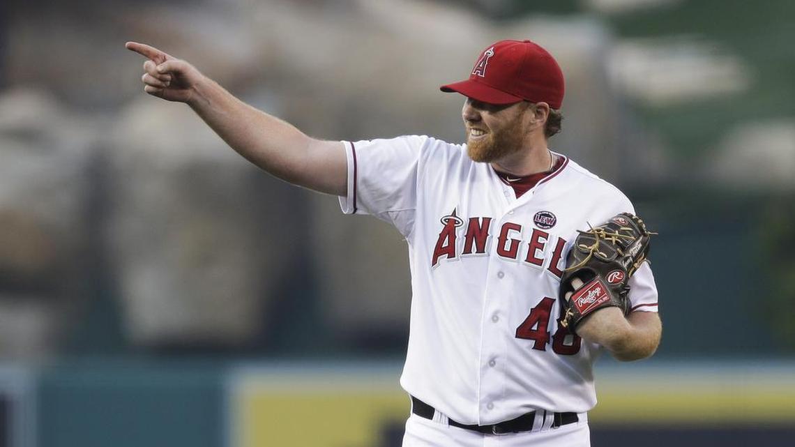 Los Angeles Angels starting pitcher Tommy Hanson points to a teammate during a baseball game against the Houston Astros in Anaheim, May 31, 2013. Hanson died Monday night, Nov. 9, 2015. He was 29. Hanson made 11 starts for the River Cats in 2015. Braves spokesman Brad Hainje says some of Hanson’s former teammates were at Atlanta’s Piedmont Hospital when Hanson died. WSB-TV in Atlanta reported Hanson slipped into a coma caused by catastrophic organ failure.